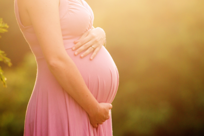 Descubra com a Dra. Thaline Neves como o estilo de vida materno influencia diretamente o desenvolvimento fetal.