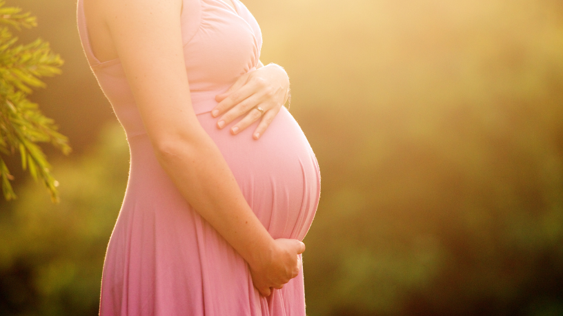 Descubra com a Dra. Thaline Neves como o estilo de vida materno influencia diretamente o desenvolvimento fetal.