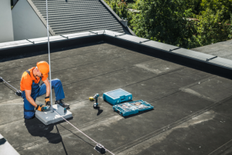 Matheus Vinicius Voigt explica como a automação revoluciona o controle e a eficiência em projetos elétricos industriais.