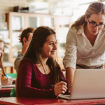 Sérgio Bento De Araújo analisa o papel do professor na era digital e os desafios que a tecnologia impõe à educação atual.