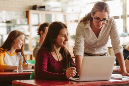 Sérgio Bento De Araújo analisa o papel do professor na era digital e os desafios que a tecnologia impõe à educação atual.