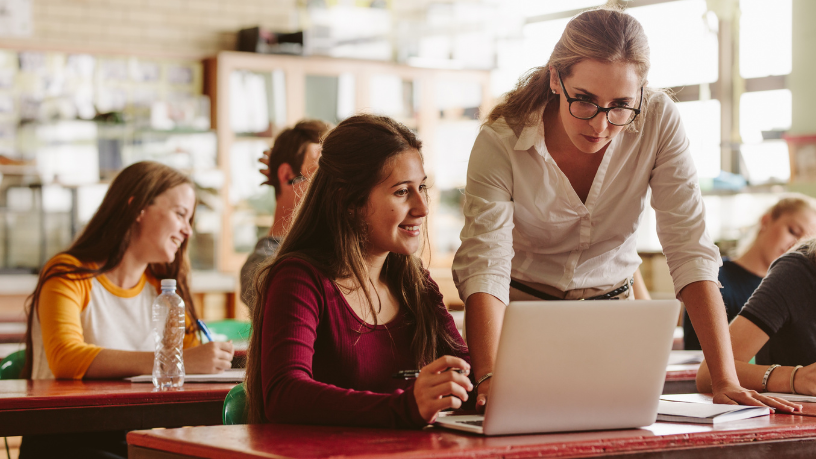 Sérgio Bento De Araújo analisa o papel do professor na era digital e os desafios que a tecnologia impõe à educação atual.