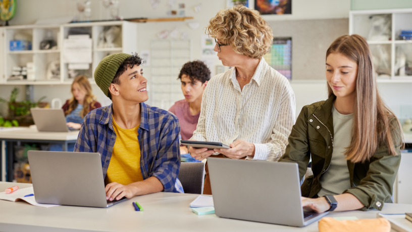 Na visão de Sérgio Bento De Araújo, entenda por que o professor segue essencial na era digital diante dos novos desafios educacionais.