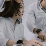 Grupo de cientistas trabalha de forma colaborativa em um laboratório moderno.
