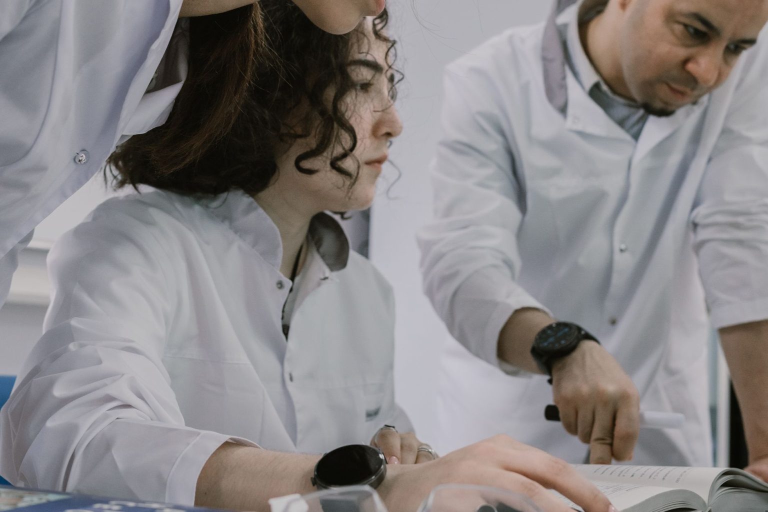 Grupo de cientistas trabalha de forma colaborativa em um laboratório moderno.